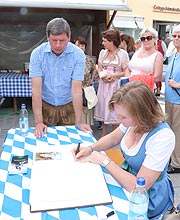 Senta Auth: Eintrag ins Goldene Buch der Stadt Schrobenhausen (©Foto: Martin Schmitz)